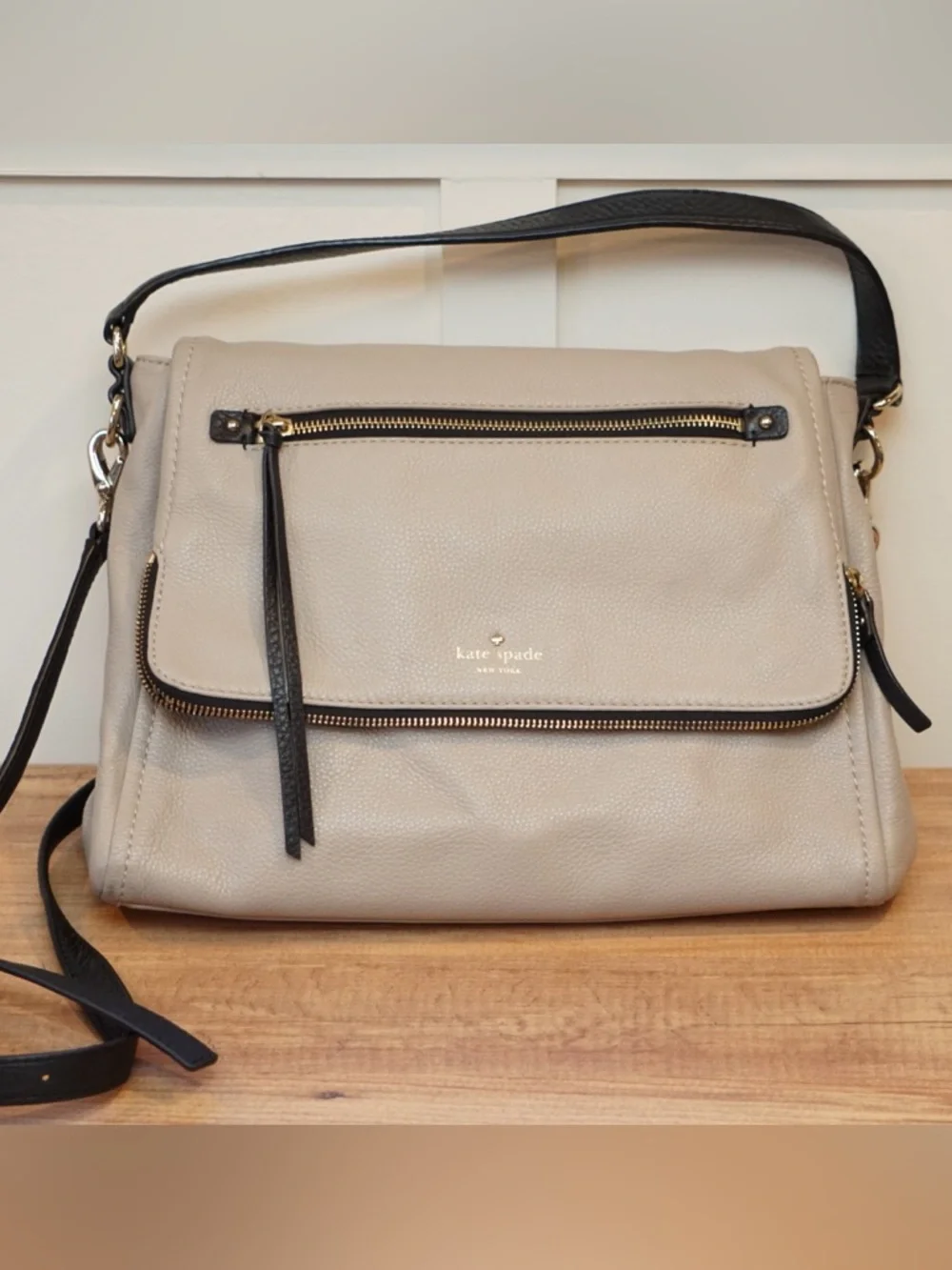 kate spade Beige Shoulder Bag with Black Trim - Picture 1 of 13